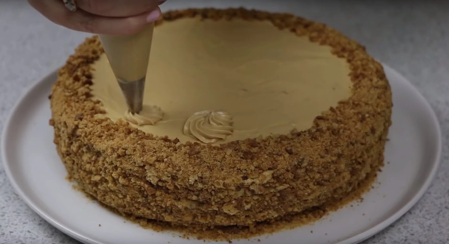 Верхний корж цветочком. Формируем торт. Советский торт золотой ключик. Торт в разрезе. Ольга матвей торт золотой ключик.