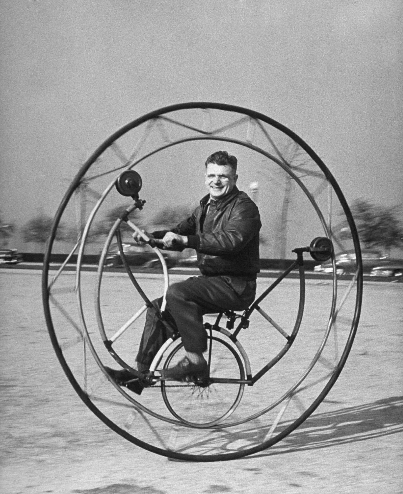 Изобретения человека 20 века. Моноцикл 20 век. Старинный велосипед. Необычные велосипеды. Необычные старинные велосипеды.