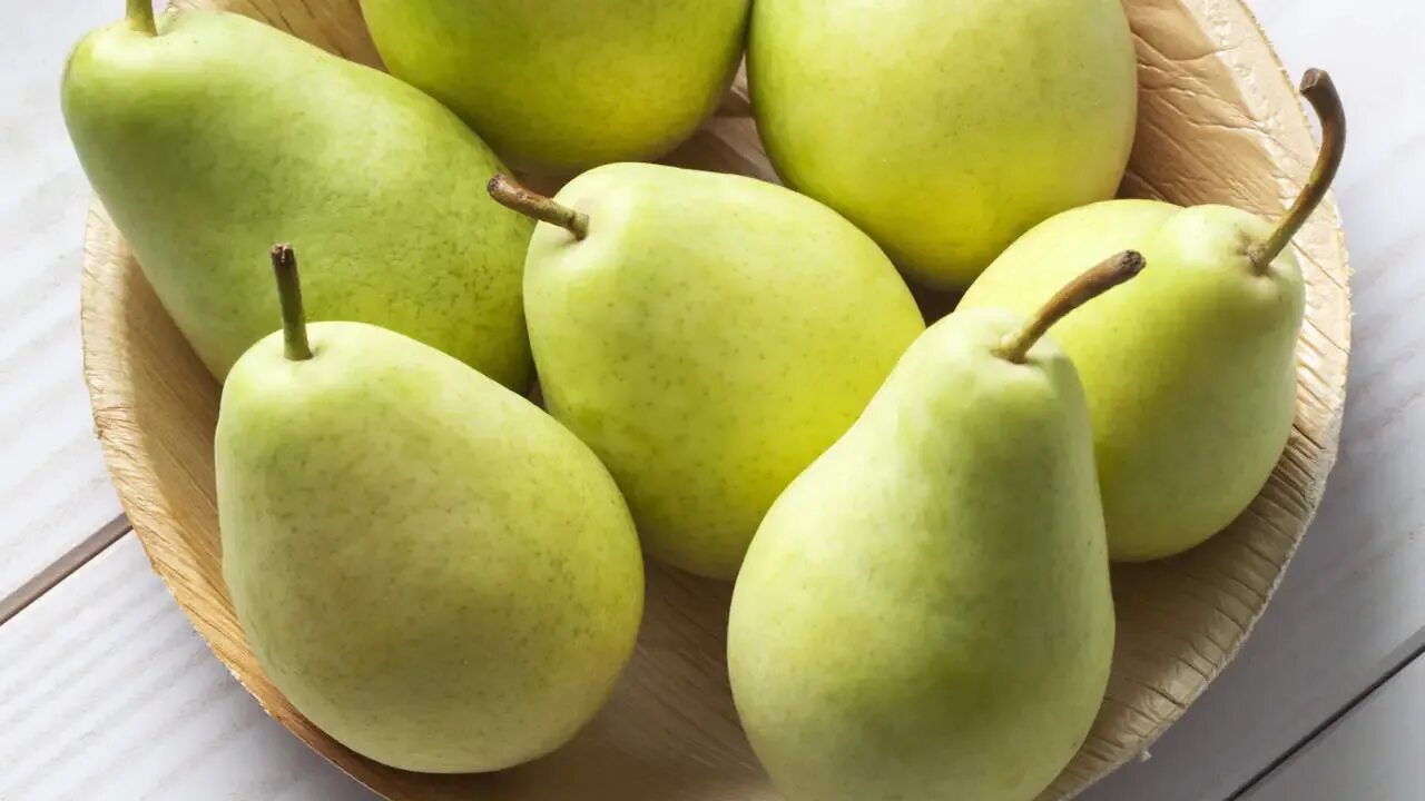 Собирает грушу с дерева. Груша ириста. Grusa. Груша в саду. Сон собирать груши с дерева.