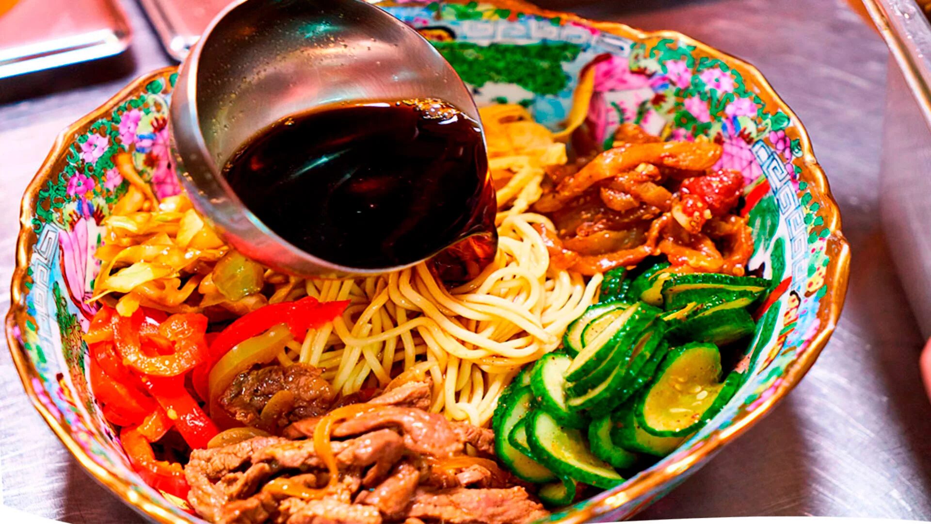 Рецепт кукси с мясом. Корейское кукси. корейский суп кукси. кукси по-корейски. корейский холодный суп кукси.