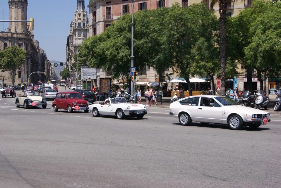 Авто из барселоны 4. Реал машина. Машина барселона. Gocar. Автомобиль из барселоны.