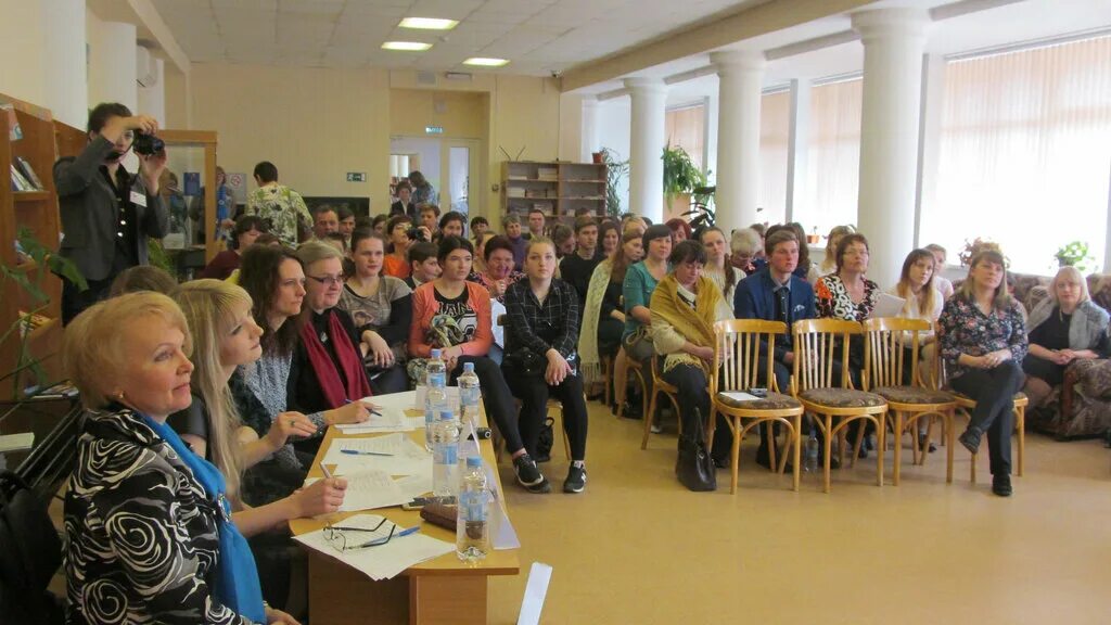 Библиотека родник. Библиотека Родник Псков. Библиотека Родник Псков мол=дельная библиотека. 21 Школа Псков.