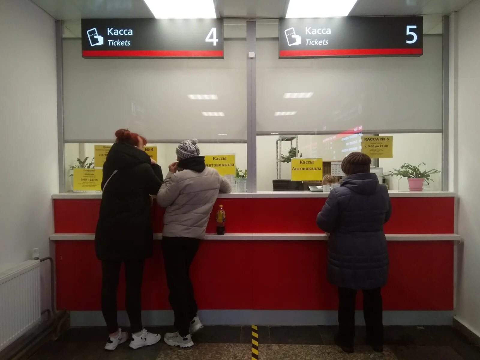 Ж/д вокзал петрозаводск - ул. Гагарина 2 петрозаводск. Двери вокзала. Вокзал кассы жд барнаул. Касса жд вокзала петрозаводск.