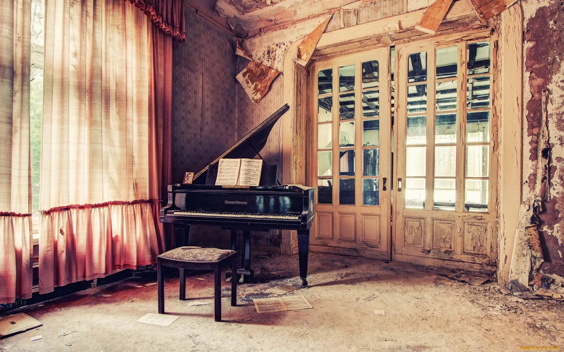 Дом который звучит музыка. Старинная комната. Старинный интерьер комнаты. Старинное пианино в старинном доме. Старинная музыкальная комната в доме.