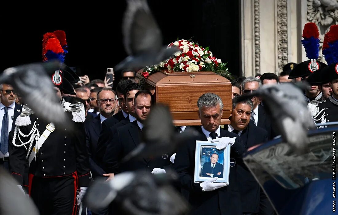 Прощание с миром. Церемония прощания с Сильвио Берлускони.