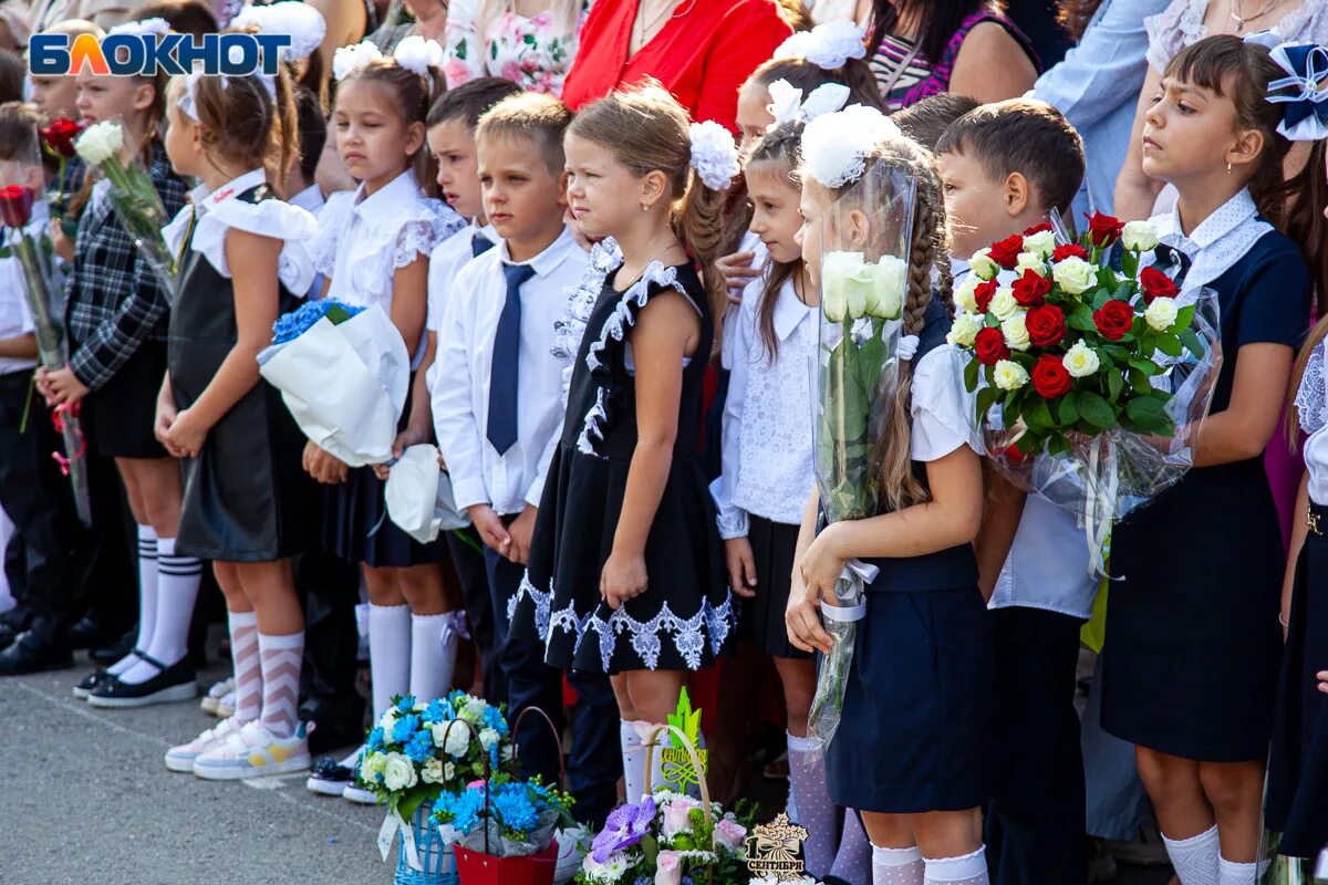 Линейка в школе. 23 Школа Волжский. Школа 10 Волжский. Самые сильные школы Москвы.