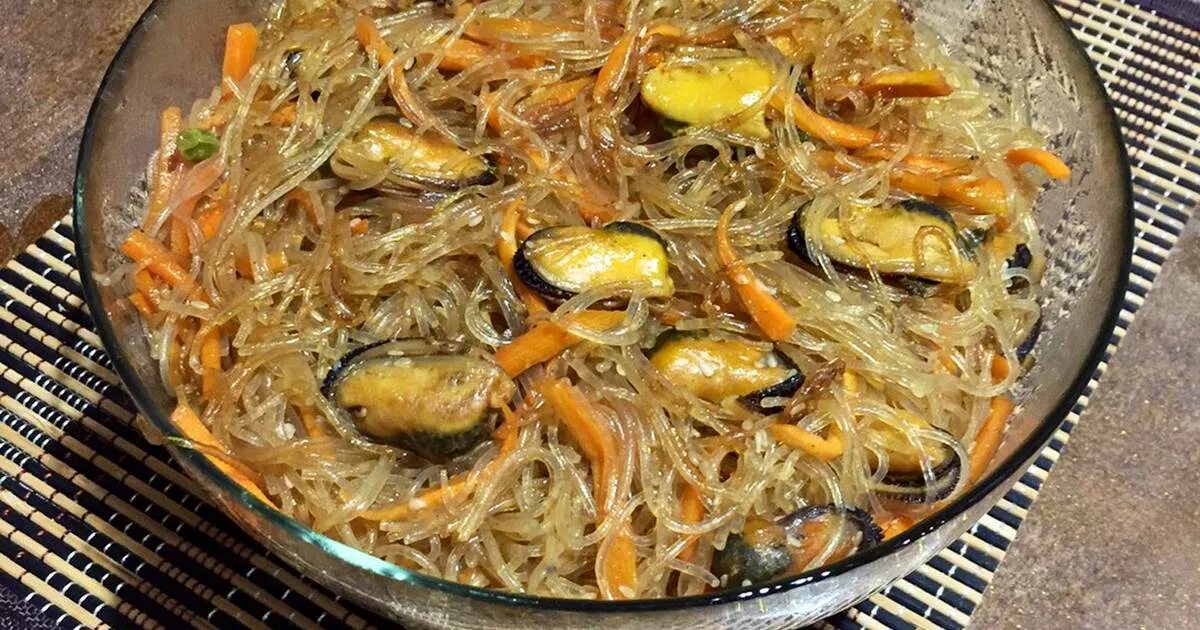 фунчоза с мидиями и овощами. фунчоза с мидиями. фунчоза с мидиями и овощами в соевом соусе. лапша удон с мидиями. фунчоза с мидиями.