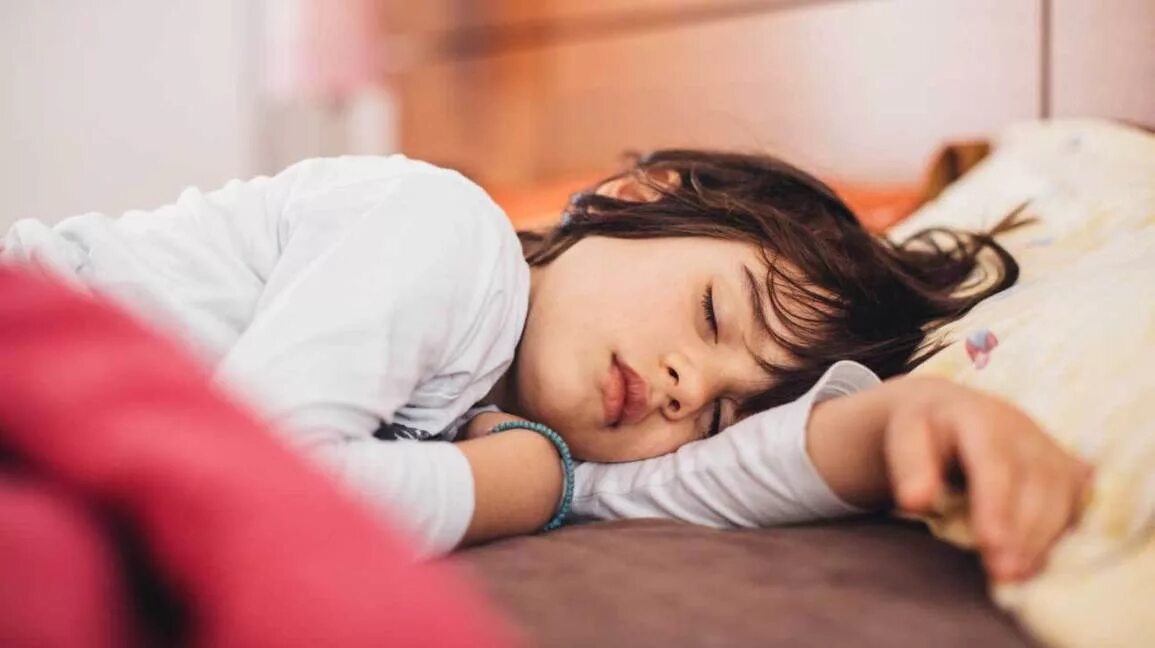 Sleep on little child day is young. Сон ребенка. Спящий ребенок подросток. Спящий человек.