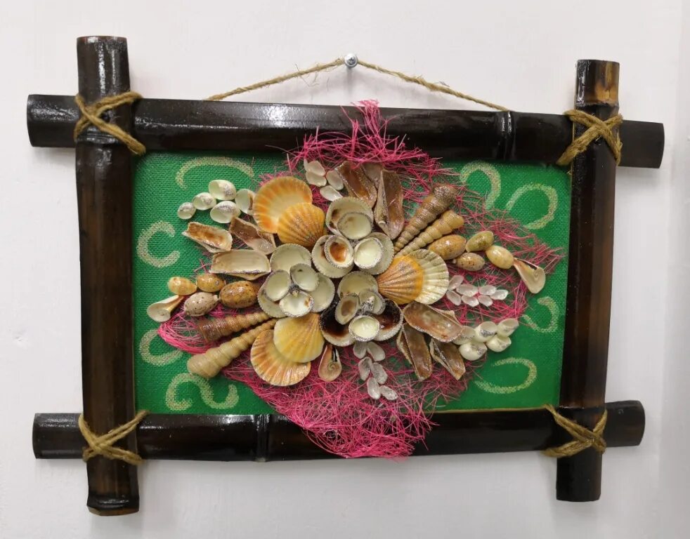 Панно город подарков панно подарочное оберег дома. Настенное панно из кожи. Плакетка деревянная. Панно сувенир "москва". Ваза металлическая на деревянной подложке.