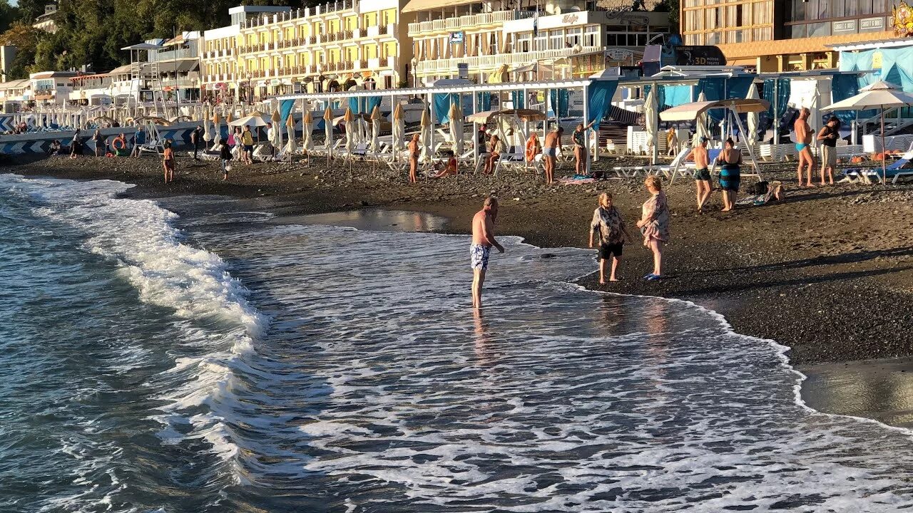 Вода в сочи в октябре. Черное море октябрь Сочи. Море в Сочи в октябре. Фото с пляжа Сочи в октябре. В чем ходят в Сочи в октябре.