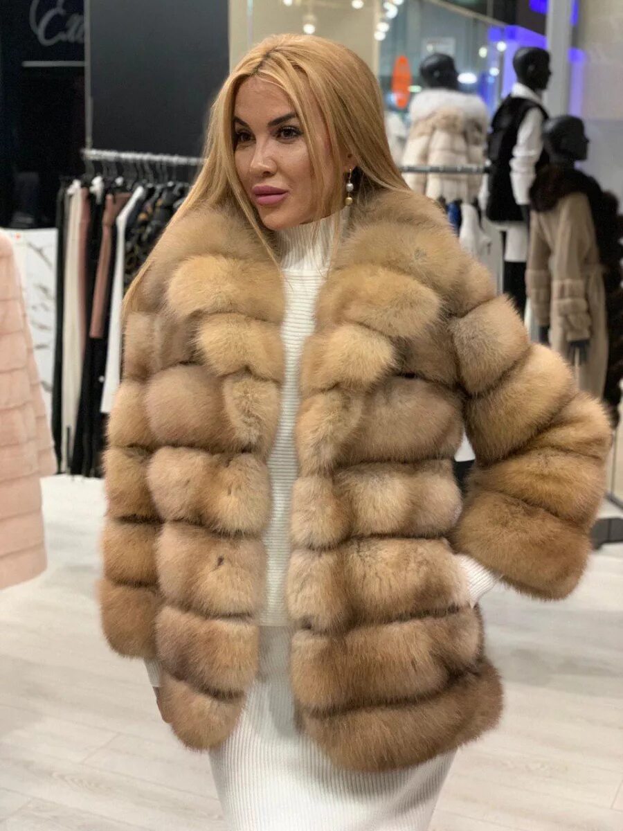 Женщина в шубе из куницы селфи. Шуба из ничего. Красивые шубы. Лили олдридж fur coat. Разноцветные шубки из искусственного меха.
