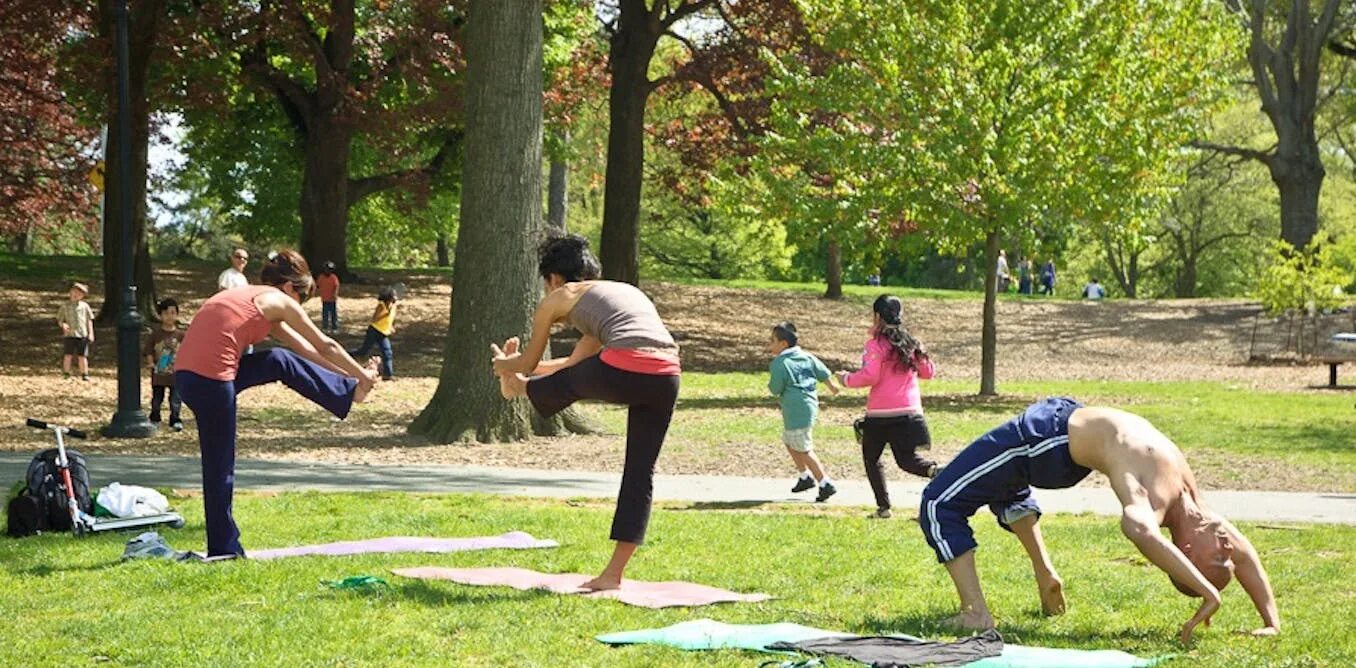 In the park 3 класс английский. Йога мужчина и женщина на природе. Парк задания для детей. Картинка для описания парк. Описание картины для детей.