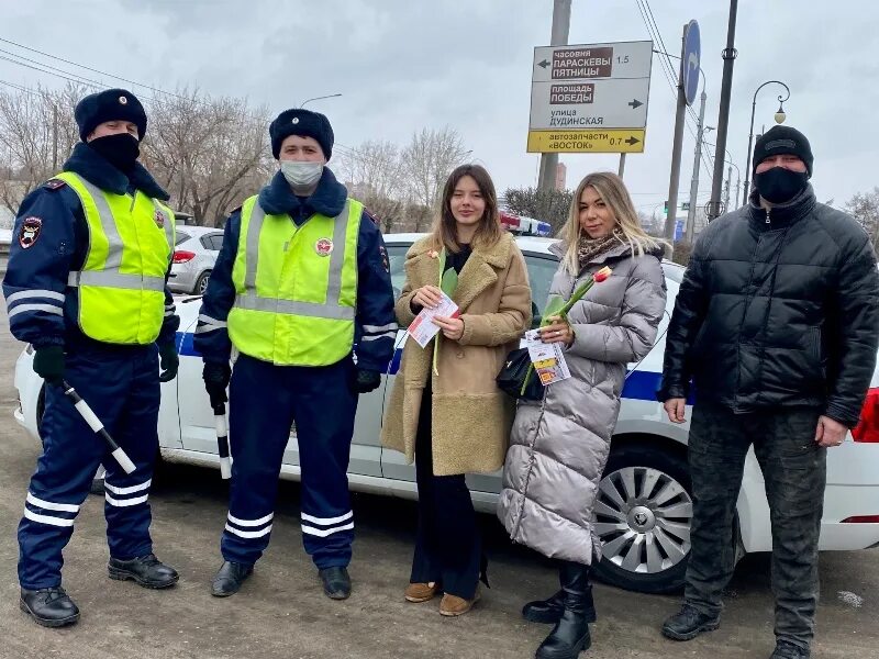 ГИБДД фото. Сотрудники ГИБДД цветы. Сотрудники ДПС 16-0378. Полицейские машины в Красноярске. Можно новые новости