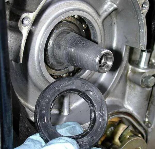 Газ 53 замена сальник ступицы заднего моста. Сальник задней полуоси газель. Механический сальник на вал 20мм. Как ставится сальник. Сальник коленвала скутер 150.