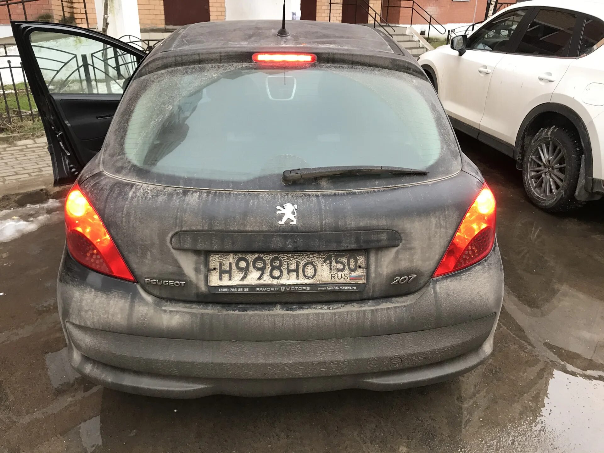 Стоп пежо. Лампа задний габарит Peugeot 207. Пежо 207 лампы задних габаритов. Пежо 207 сзади. Лампочка в стоп Пежо 207.