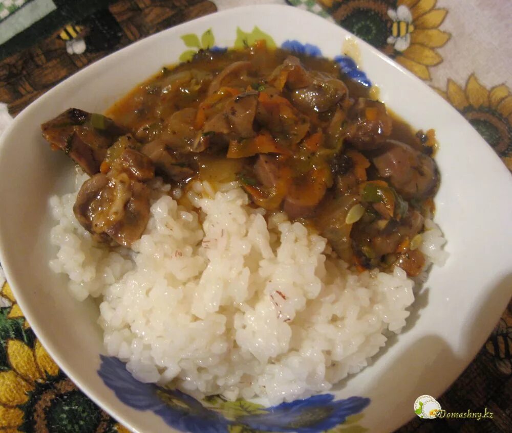 Гуляш с солеными огурцами. Гуляш с солеными огурцами. Картофель тушеный с черносливом. Бигус фото 1280х720 вид сверху. Гуляш из курицы с солеными огурцами.