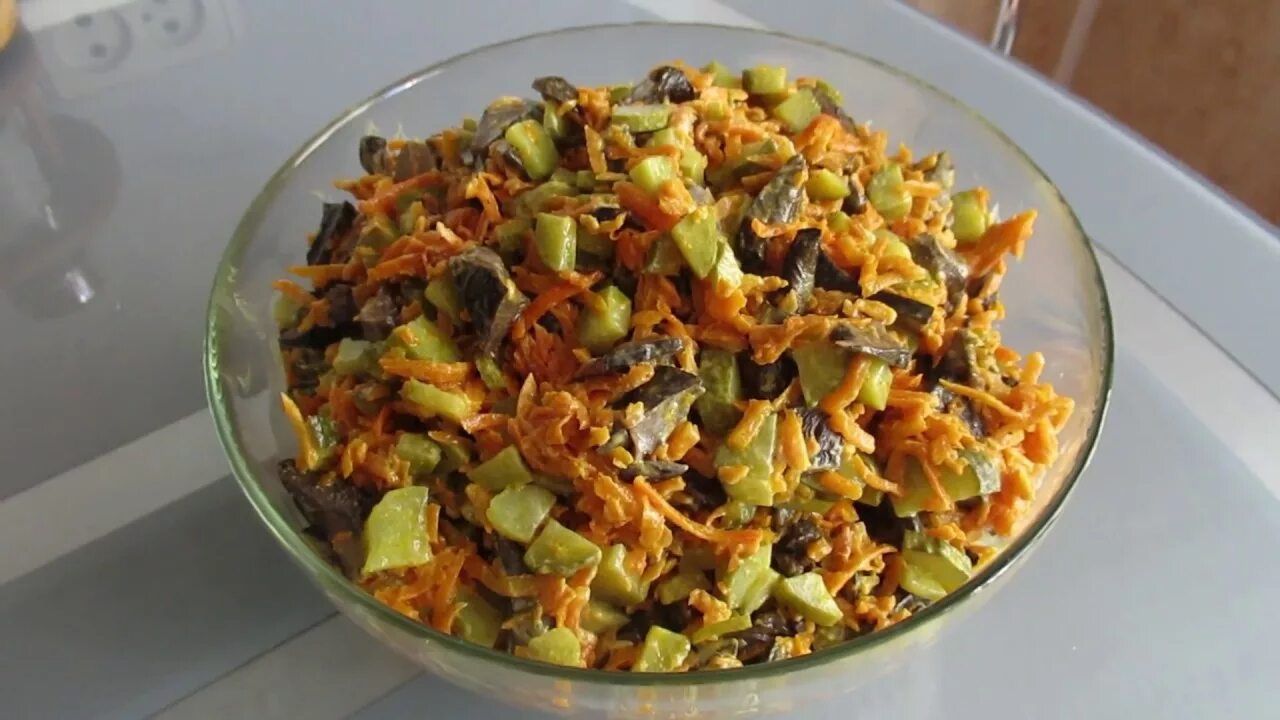 Обжорка с корейской морковкой и говядиной. Салат обжорка классический с курицей. Рецепт обжорки с грибами. Обжорка с говядиной, грибами и морковкой корейской. Обжорка с курицей и грибами.