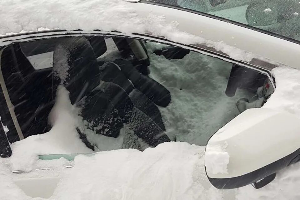 Снег в салоне автомобиля. Снег в машине в салоне. Сугроб в салоне машины. Машина в снегу.