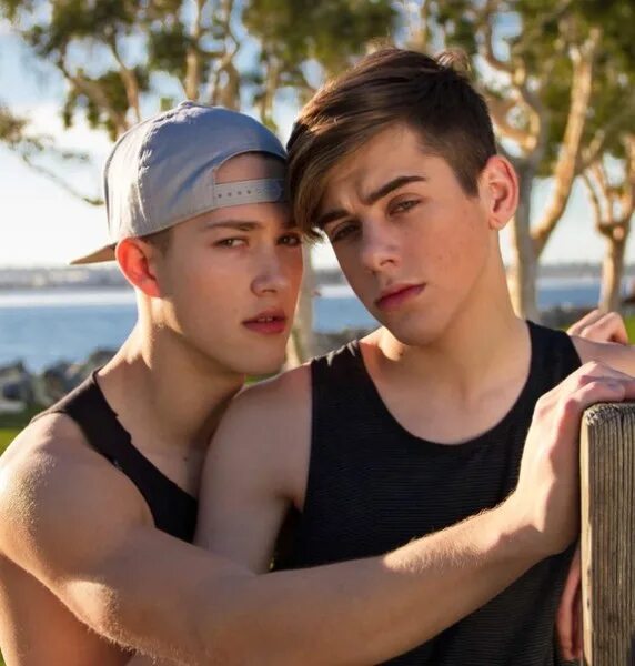 Bel ami кевин уорхол. Форсаж 2 токийский дрифт. Близнецы парни. Дилан пресс пейтон пресс. Близнецы парни.