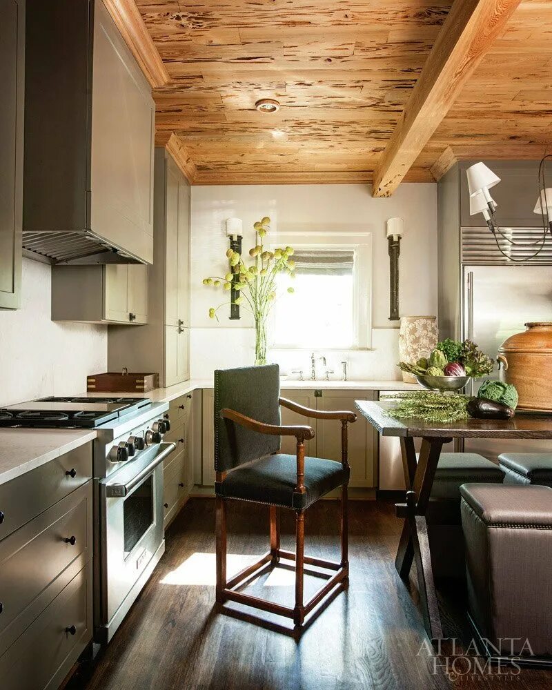 Деревянный потолок на кухне. Потолок под дерево на кухне. Деревянный потолок на кухне. Деревянный потолок на кухне. Кухня в деревянном доме.