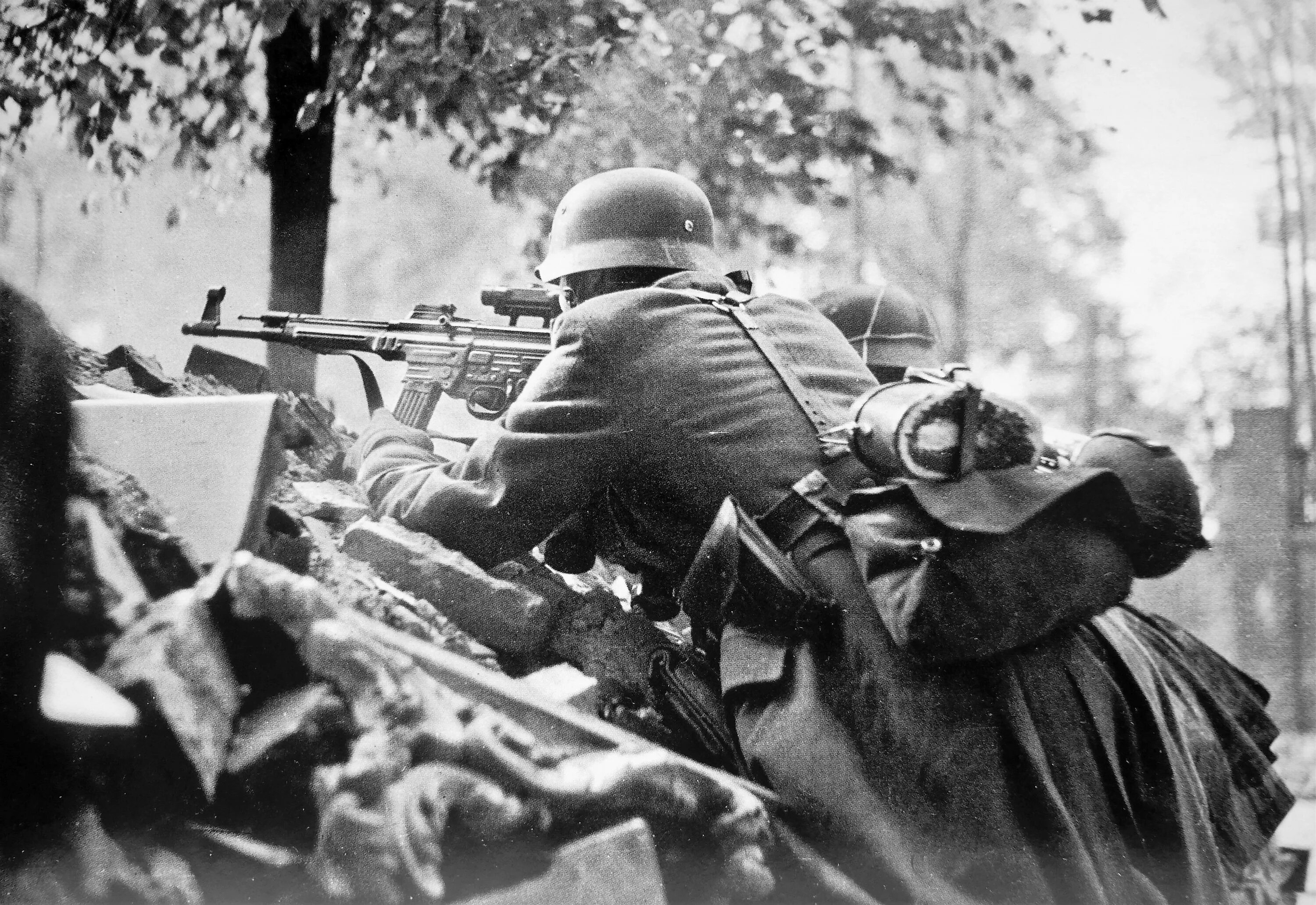 Осень 1944 года. Солдат вермахта с STG 44. STG 44 2 мировая. STG-44 Фольксштурм. Немецкий солдат с СТГ 44.