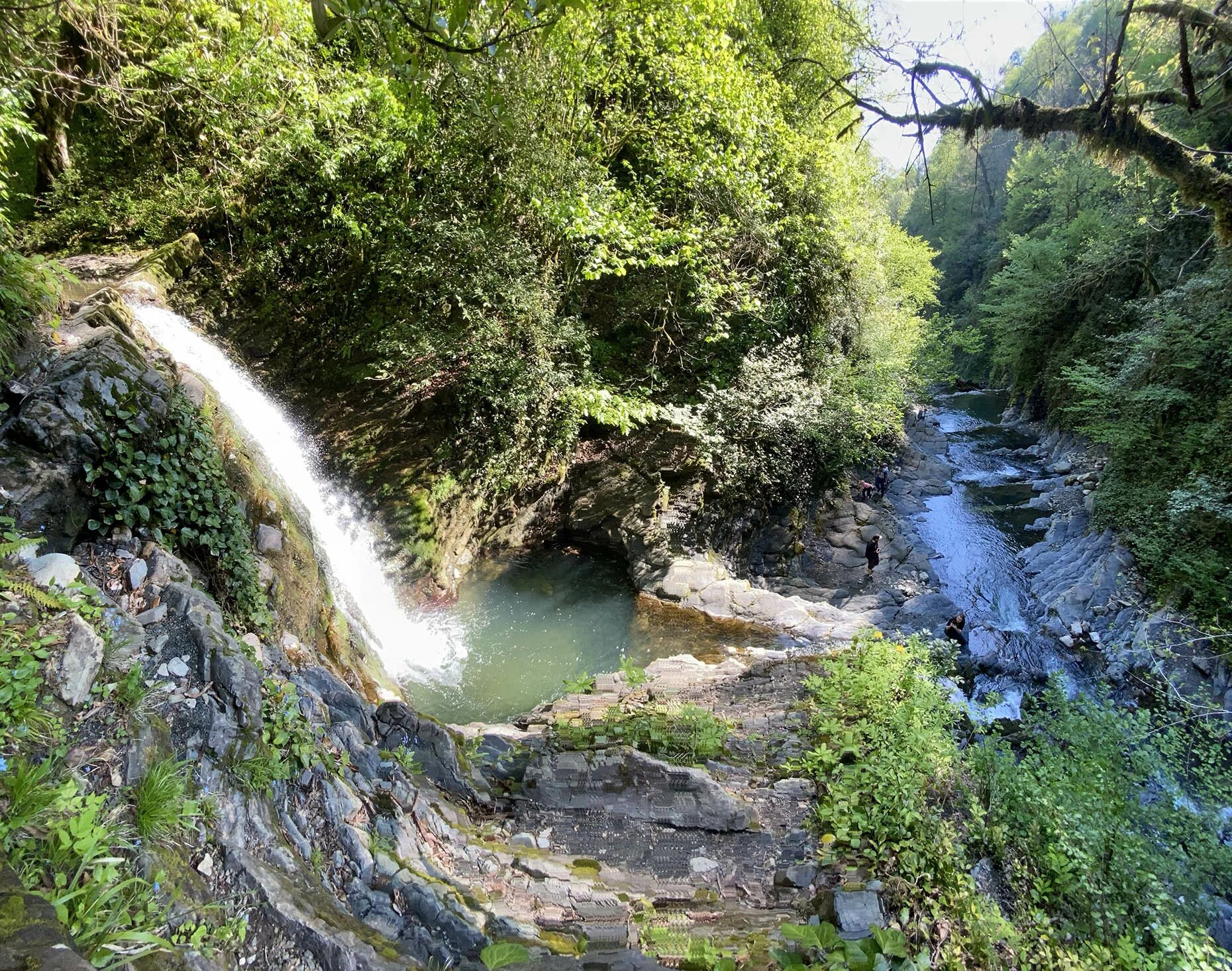 Родник сочи. Водопад Мацеста Сочи. Река Мацеста в Сочи. Мацеста река водопад.