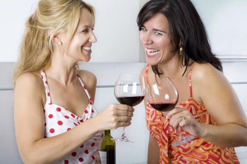 Подруги пьют. Подруги бухают. Вино на террасе. Две женщины пьют. Две женщины пьют.
