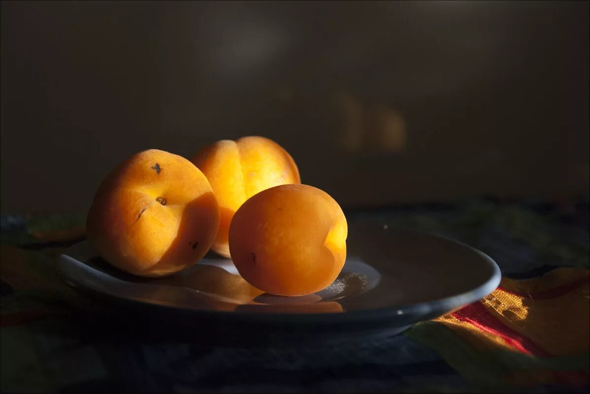 Под с персиком. Под с персиком. Жареные персики. Персики на столе перспектива. Шабдалы персик.