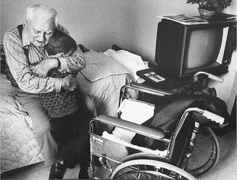 Трогательные фотографии. Плывет по дороге. Добрые поступки. Мисс тайланд 2015 перед матерью. Плывет по дороге.