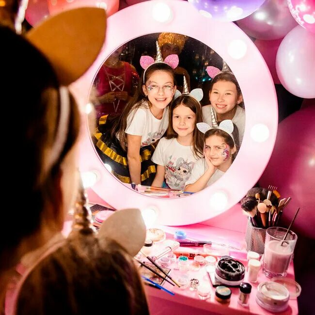 прическа на пижамную вечеринку для девочки. тематический день рождения. бьюти бар детский. пижамная вечеринка стол. бьюти бар аниматоры.