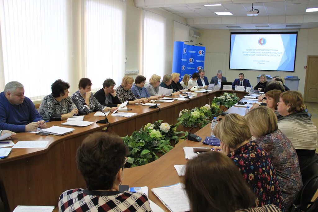 завершение голосования 2022. волонтеры выборы. выборы в тамбовской области. флаги на избирательных участках. избирательный участок 0509 венев.