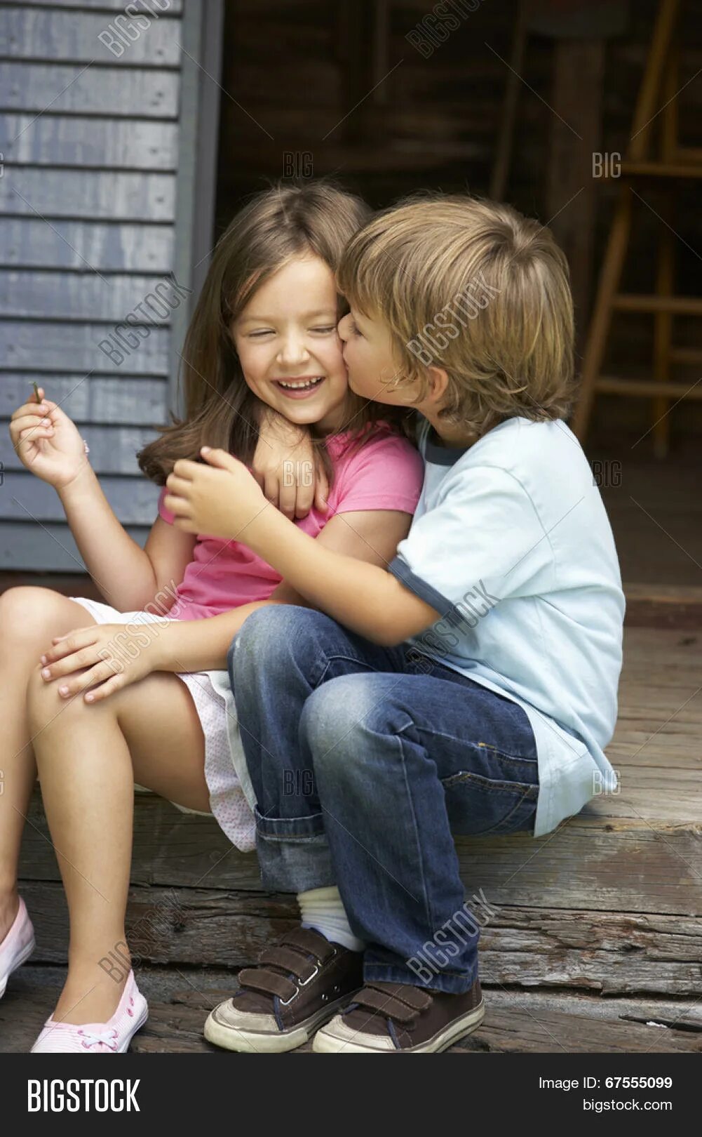 Touching девочки. Сестра целует брата Фотобанк Лори. Siblings hugging Фотобанк Лори. Брат и сестра молодые поцелуй. Petting sister