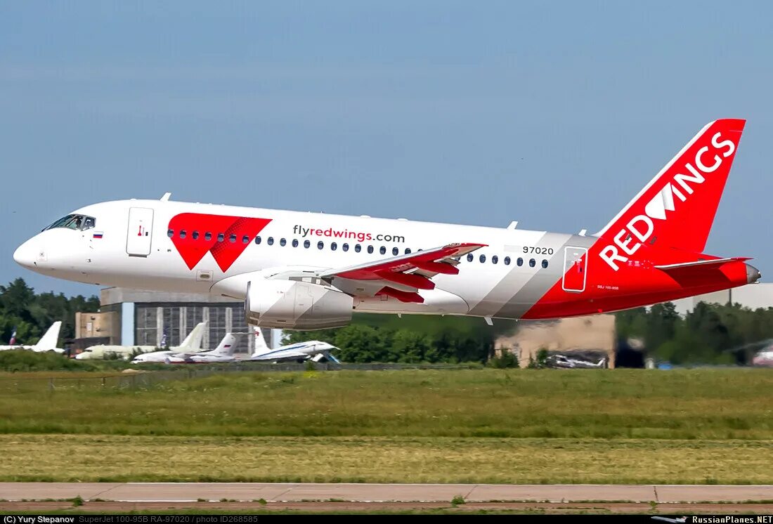 SSJ-100 самолет Red Wings. SSJ 100 ред Вингс. Сухой Суперджет 100 Red Wings. Суперджет 100 самолет ред Вингс.