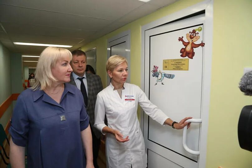 Надымская центральная районная. Надымская црб. надымская детская поликлиника. надымская городская больница фото сотрудников. надымская црб фото здания.