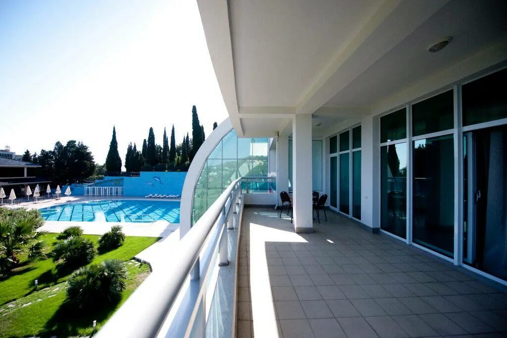 Hall resort. Г. Hall resort. Отель respect hall в ялте. Кореиз спа отель респект холл.