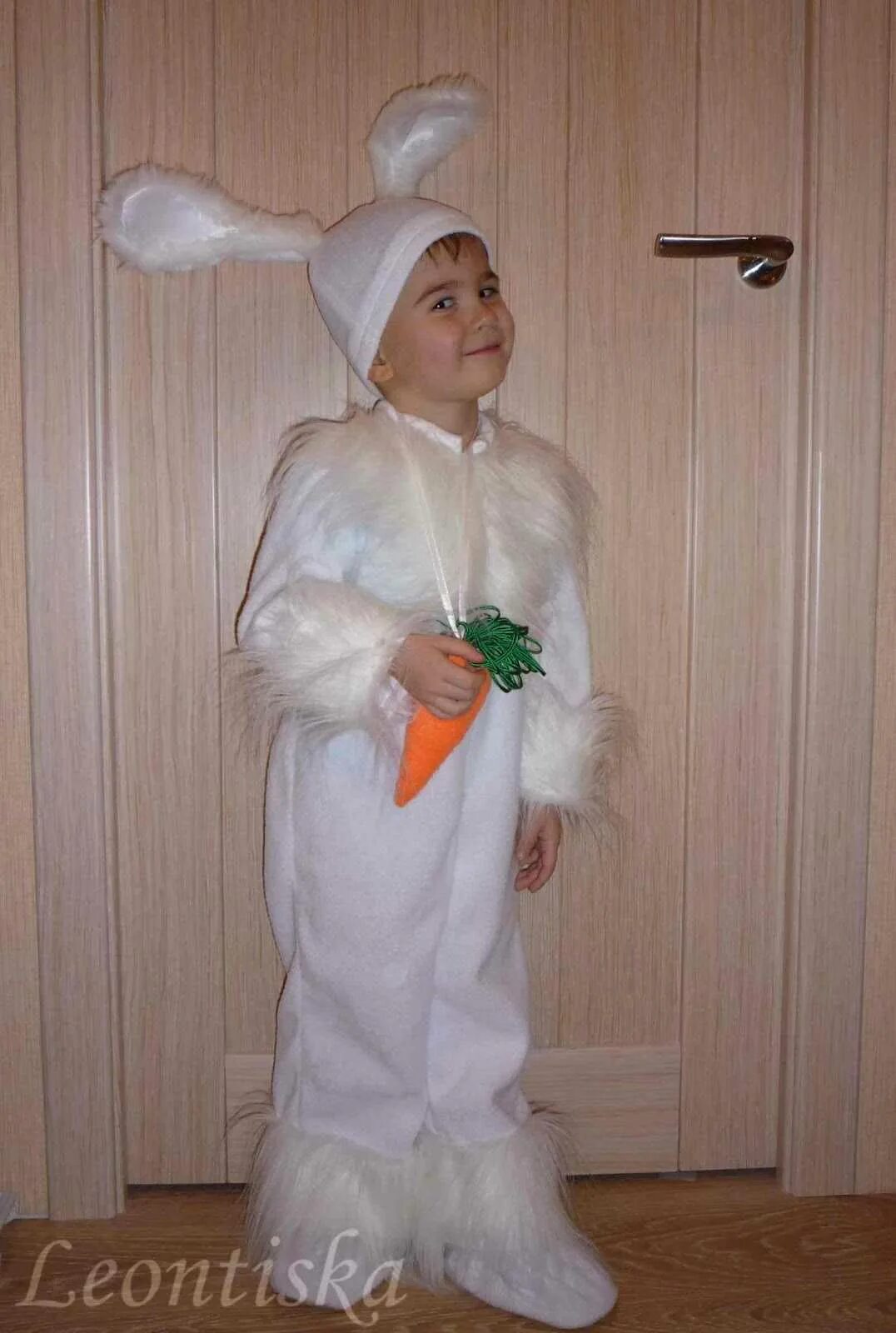 Костюм зайчика новый год. Костюм зайчика. Новогодний костюм зайчика. Костюм зайца для мальчика. Детский новогодний костюм зайчика.