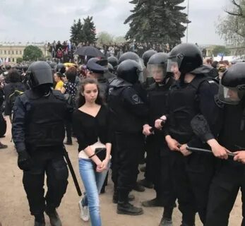 Девушка омон