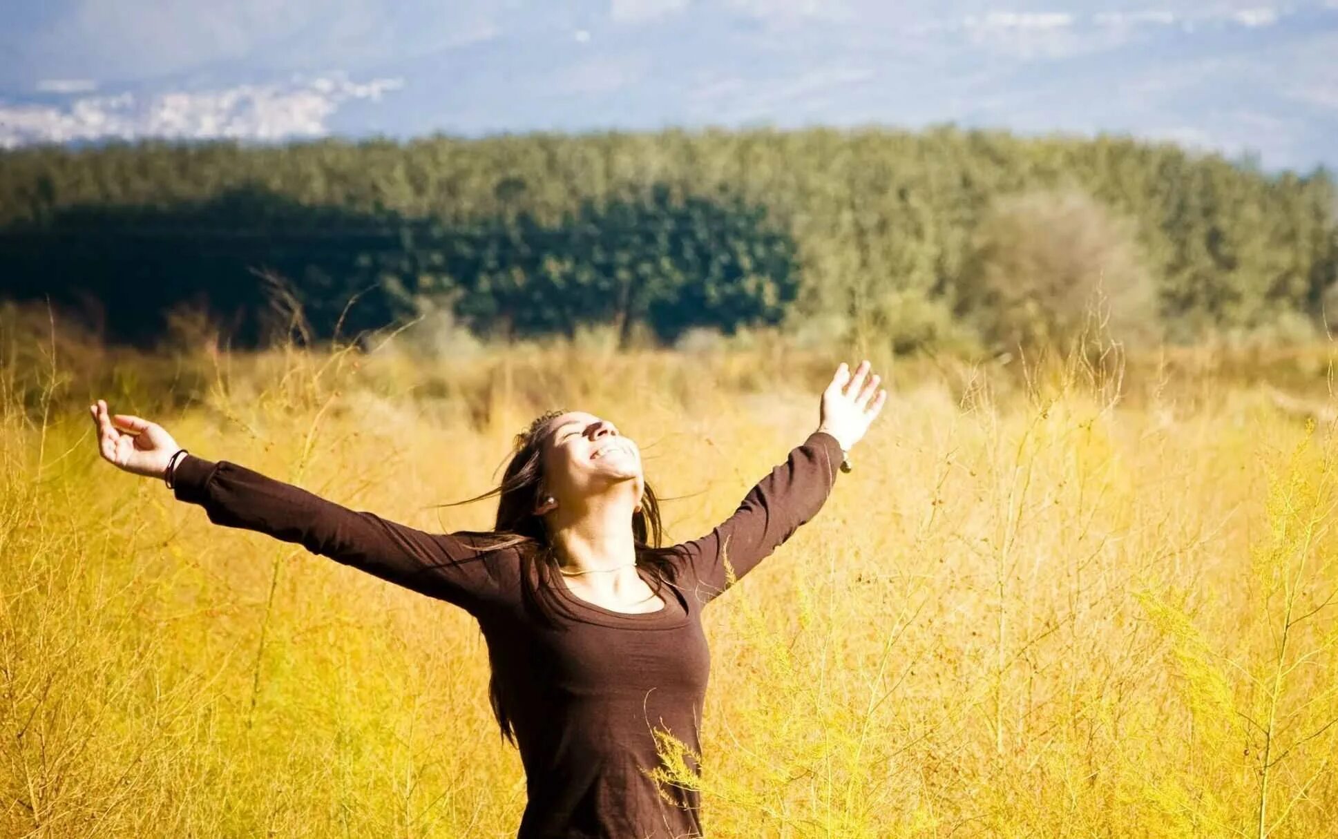 Радости и счастья. Солнце прыгнуло. Девушка в прыжке. Люди прыгают на закате. Девушка на закате.