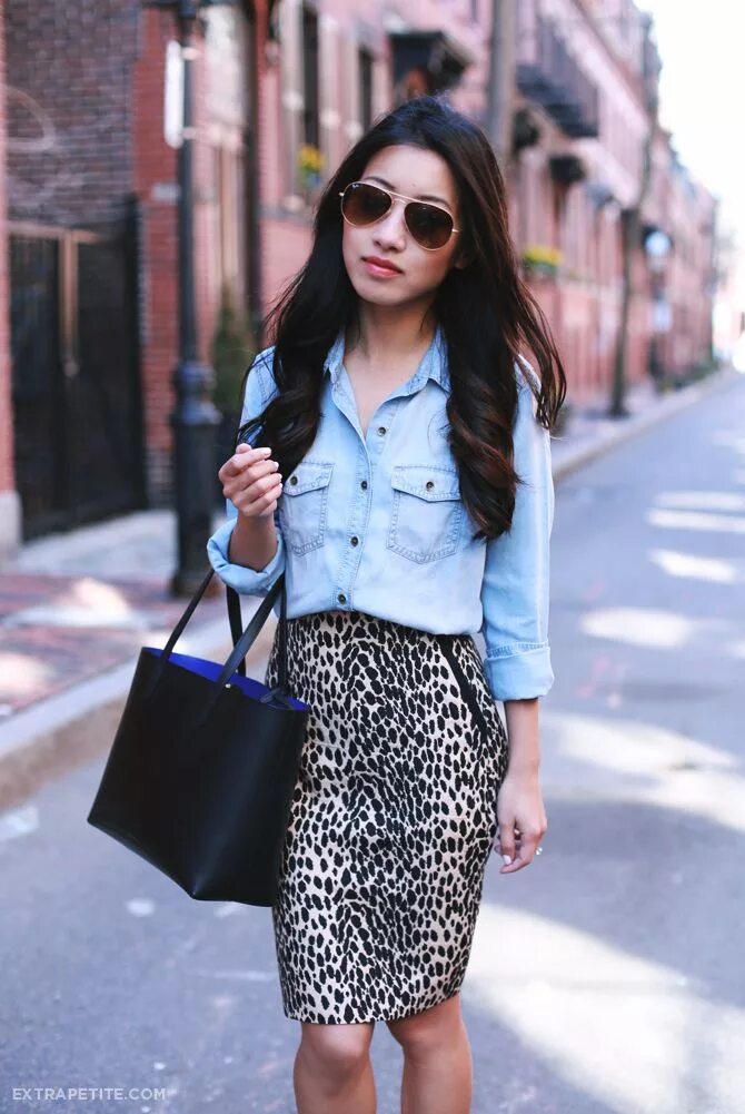 Леопардовая джинсовая юбка. Синяя леопардовая юбка. Образ с леопардовой юбкой. Образ с леопардовой юбкой миди. Леопардовая юбка карандаш.