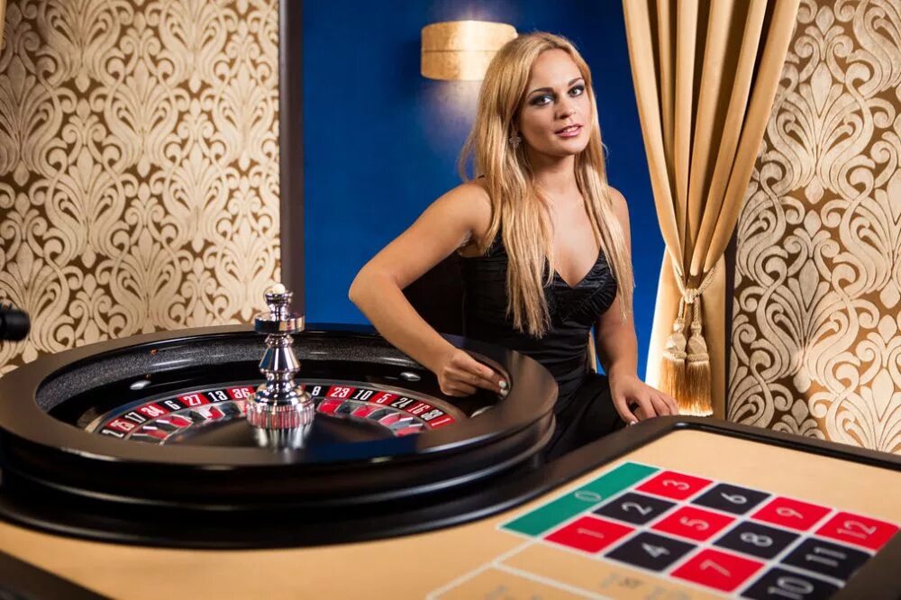 Casino poker slots. Крупье Рулетка. Девушки в казино. Крупье в казино.