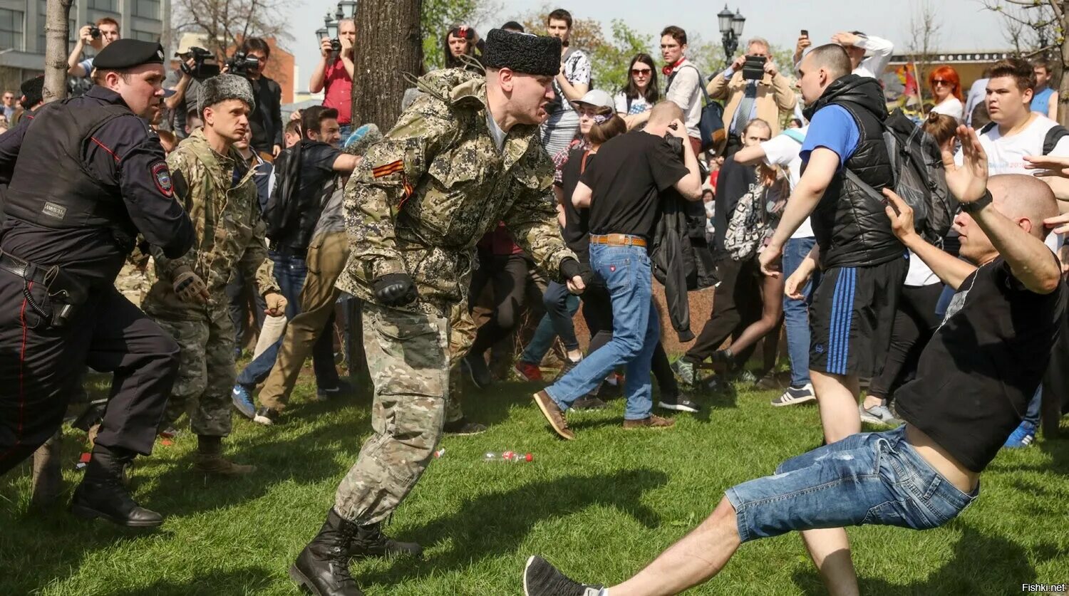 Казаки нагайками разгоняют митинг в Москве. Казаки избивают людей нагайками. Казаки разгоняют демонстрацию в Москве.