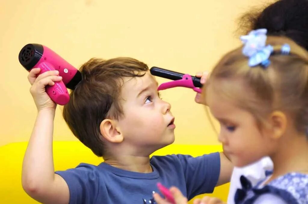 Включи самую взрослую. Парикмахер для детей в детском саду. Парикмахерская для детей в детском саду. Причёски для детей у парикмахера. Ребенок в парикмахерской.