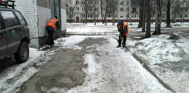 Уборщик производственных помещений. Уборка после потопа. Уборщица. Уборщик. Уборщица фрунзенский спб.