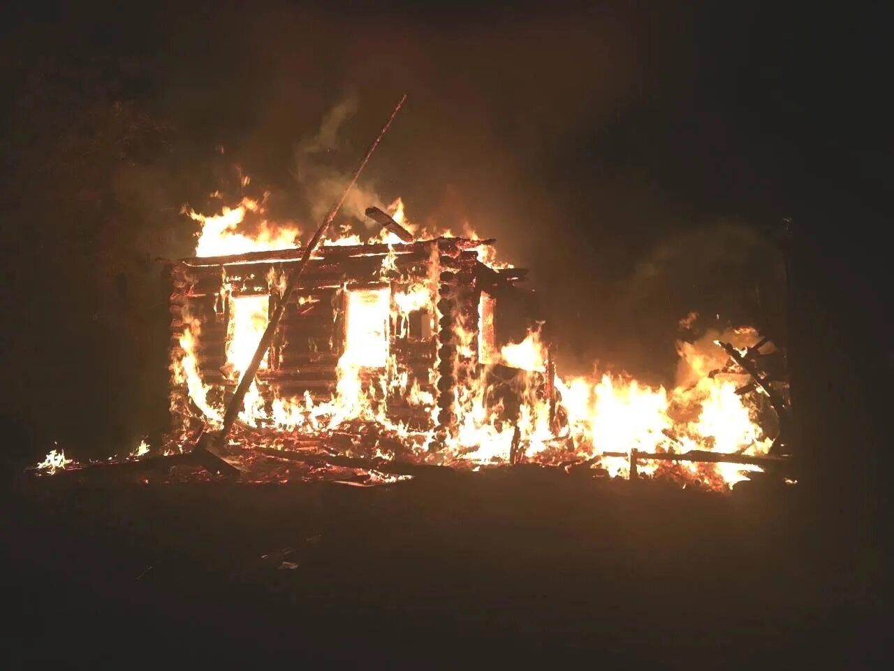 Сгорело 6 г. Пожар в Чувашии за сутки в Чебоксарском районе. Пожар. Фотографии пожара. Огонь пожар горит.
