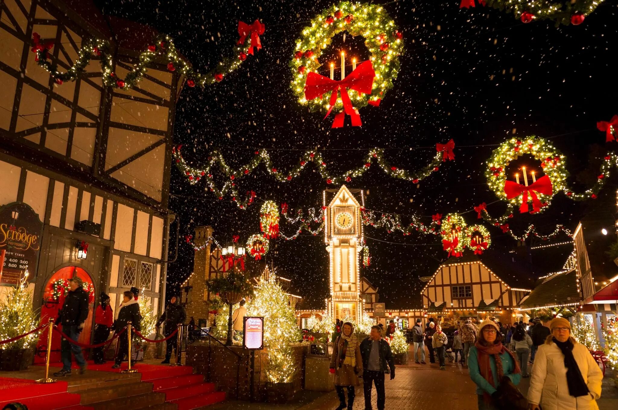 Holiday in town. Мерри Кристмас в Англии. Англия Кристмас Лондон. Рождество в Англии. Праздники Великобритании Рождество.