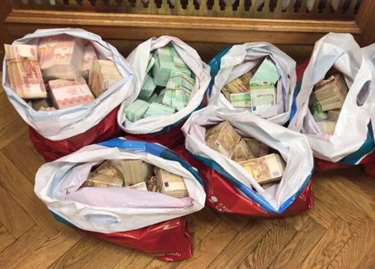 Миллиард рублей. Склонение к взятке. Взятка 7 миллиардов. Денежные выплаты. Банковская упаковка 1000000 рублей.