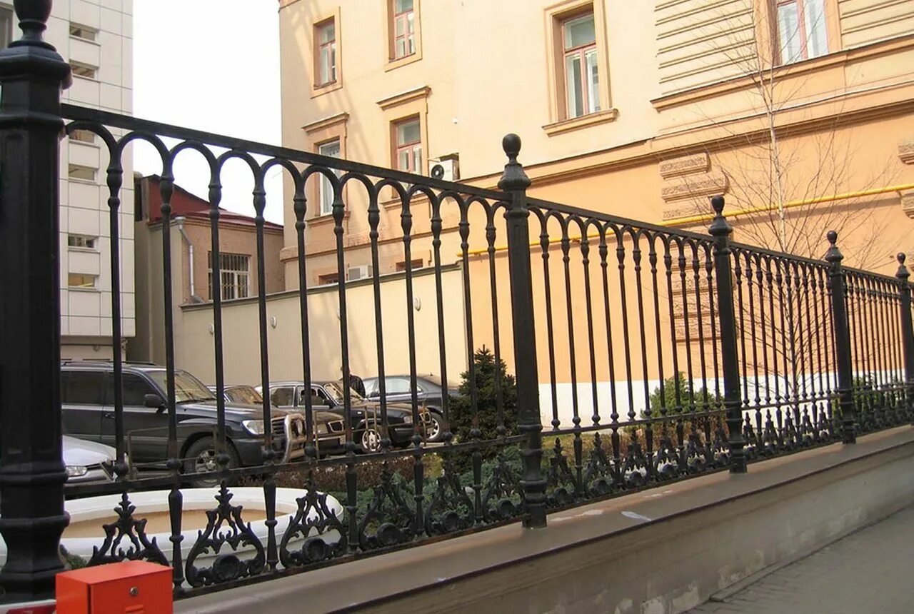 сварной забор. ограждение жилого дома. ограждение жилого дома. ограждение территории жк. забор многоквартирного дома.