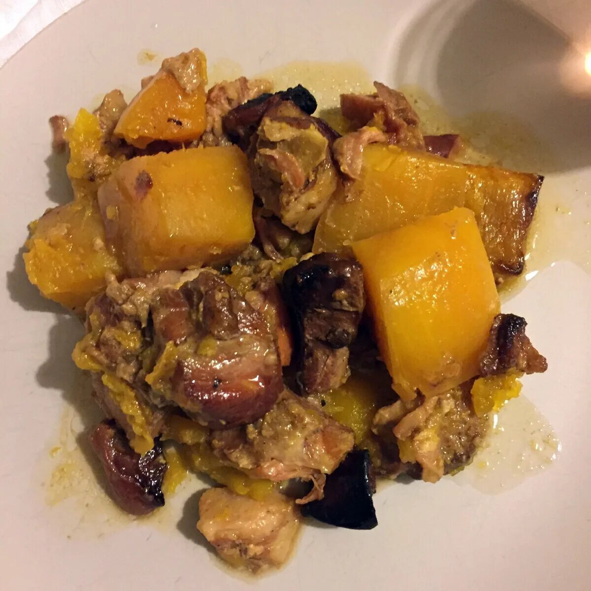 Баранья лопатка тушеная с мятой. Говядина с айвой. Свинина с айвой. Мясо с айвой. Говядина тушеная с айвой.