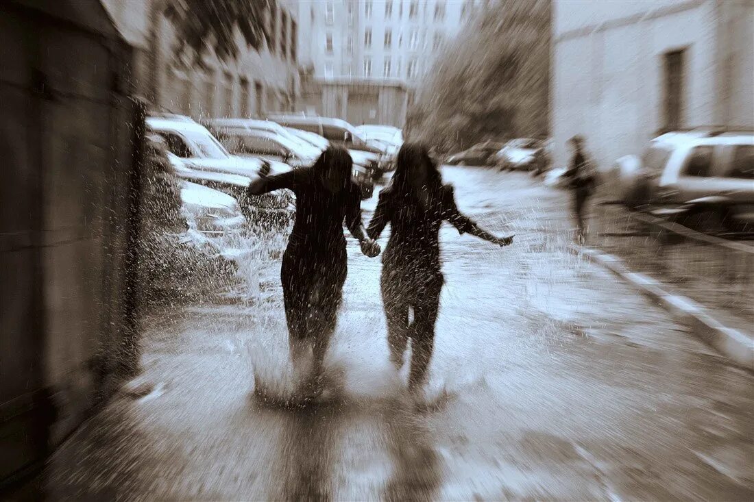 Можно ли гулять в дождь. Прогулка под дождём. Гулять под дождем. Подруги под дождем. Люди бегут под дождем.