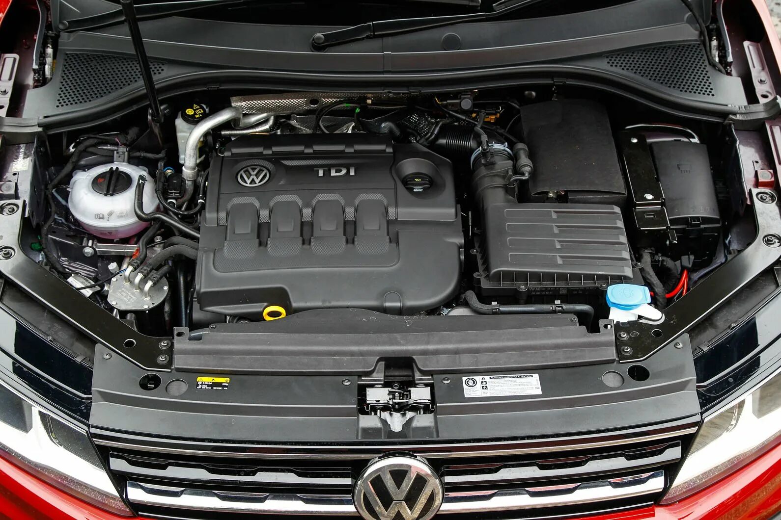 Нулевой двигатель. Tiguan 150 л.с мотор. TDI 2.0 двигатель Tiguan 2. Моторный отсек Тигуан 2.0 TDI. Volkswagen Tiguan под капотом.